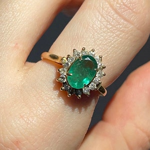 Estate Vintage 18KT Yellow Gold Large Oval Shaped 1.50-2.0CT Emerald + Diamond Halo Ring