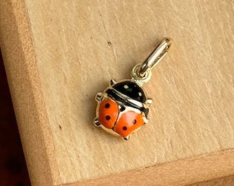 14KT Gelbgold kleiner orange grüner Marienkäfer Anhänger Charm NEU 7 mm Größe Good Luck