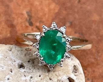 Estate Vintage 14KT White Gold Faceted Oval Shaped Approx 2.00 CT Emerald + Diamond Halo Ring 6.5