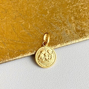 18KT Yellow Gold Mini Solid Baptism Battesimo Round Medal Pendant Charm NEW Matte 10mm