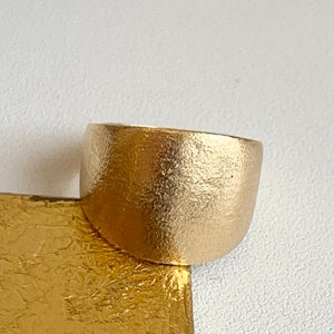 14KT Yellow Gold Textured Matte Finish Wide 15mm Cigar Band Ring NEW Size 6.5