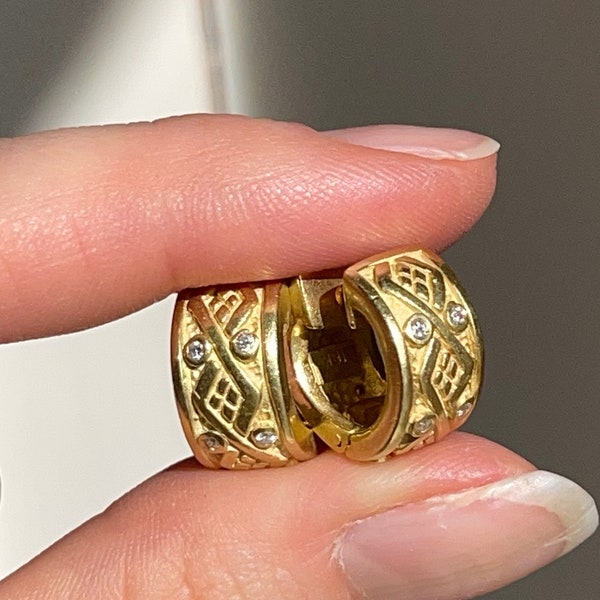 Estate 18KT Yellow Gold SeidenGang Byzantine Etruscan Matte & Shiny Bezel Diamond Huggie Hoop Earrings Small
