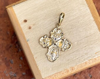 Ciondolo con medaglia a forma di croce cattolica a quattro vie in oro giallo 10 carati, inciso, misura piccola, 19 mm
