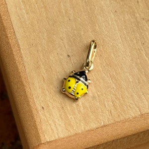 Colgante de mariquita amarilla mini de oro amarillo de 14 quilates, NUEVO, tamaño pequeño, buena suerte, 5 mm