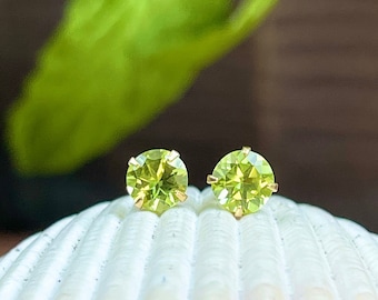 14KT Yellow Gold Peridot 5mm Faceted Round Gemstone Stud Earrings August Birthstone Lime Green