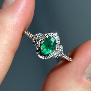 Estate Vintage 14KT Yellow Gold Oval Emerald + Round Diamond Halo Antique Look Accent Ring Size 7