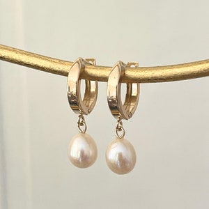 10KT Yellow Gold Shiny 6MM Tube Chunky Round Hoop Earrings