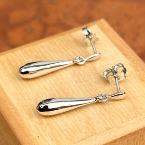 Boucles d'oreilles pendantes longues et détaillées en or blanc 14 carats en forme de larme