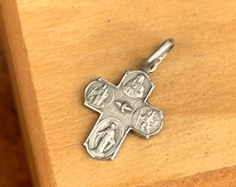 Ciondolo con medaglia a forma di croce cattolica a quattro vie in argento sterling, inciso, misura piccola, 19,5 mm, cruciforme