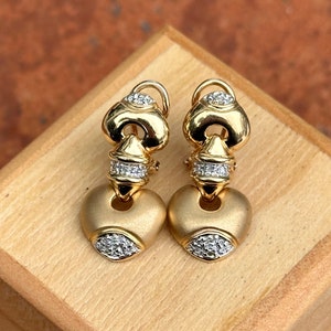 Orecchini vintage in oro giallo 14 carati con batacchio a forma di cuore e diamanti con pavé Omega Back in stile satinato opaco