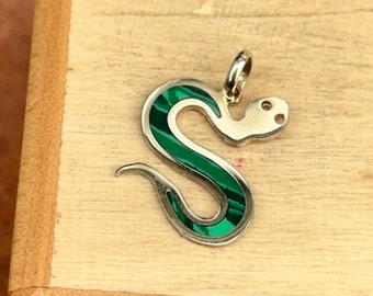 14KT Yellow Gold Green Malachite Inlay Gemstone Slinky Serpent Snake Pendant Charm Flat NEW 18mm