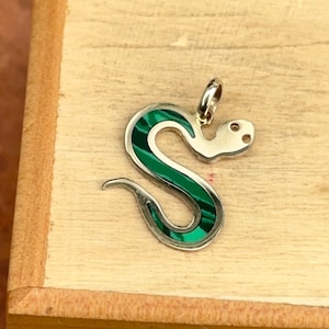 Or jaune 14 carats incrusté de malachite verte, breloque serpent serpent mince, plat NEUF 18 mm