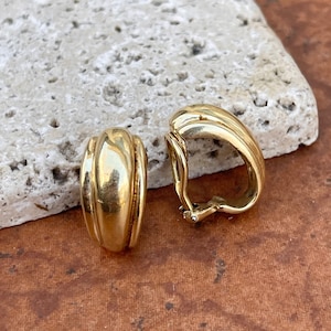 Orecchini a cerchio Omega con retro ondulato a coste lucide in oro giallo 14 carati, stile intercambiabile, con clip