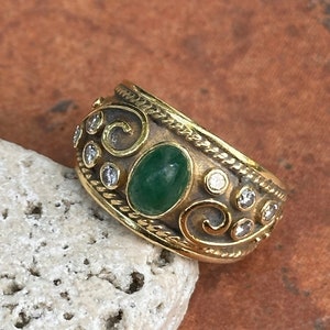 Vintage 14KT Yellow Gold Matte Etruscan Byzantine Genuine Cabochon Emerald + Diamond Cigar Band Ring Size 5.5