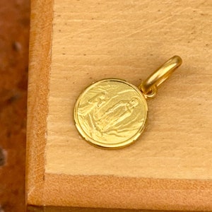 14KT Yellow Gold Mini Solid Virgin Mary Round Medal Pendant Charm NEW Matte 10mm