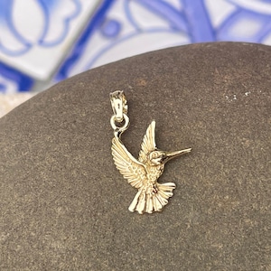 10KT Yellow Gold Flying Hummingbird Detailed Pendant Charm NEW Small Size