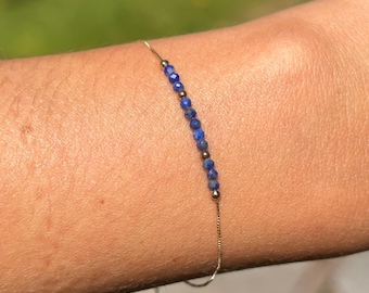 Pulseira de corrente fina em ouro amarelo 14 quilates com contas de lápis-lazúli azul e contas de ouro.