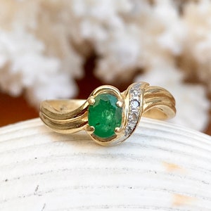 Estate Vintage 14KT Yellow Gold Oval .65 CT Emerald + Round Diamond Accent Ring Size 5.5