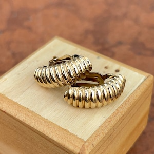 Orecchini a mezzo cerchio Omega sul retro in oro giallo 14KT con gamberetti ondulati a coste, stile intercambiabile a clip