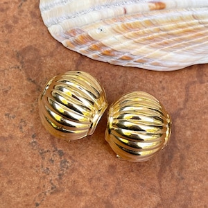 Orecchini posteriori Omega con bottone a conchiglia a coste lucidi in oro giallo 14KT indossabili da soli, intercambiabili con pietre ma non inclusi