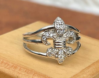 Kundenspezifischer 14KT Weißgold- und Pave-Diamant-Fleur de Lis Bandring