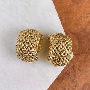 Orecchini a clip a mezzo cerchio in oro giallo 14 carati con trama a maglia lucida e Omega martellata sul retro