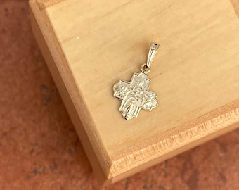 Ciondolo a forma di croce cattolica a quattro vie in oro giallo 10 carati, piccolo, misura 12 mm.