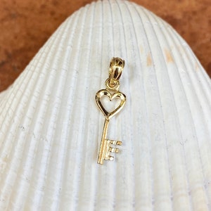 10KT Yellow Gold Shiny Mini Key Charm Pendant with Heart Small NEW Lightweight
