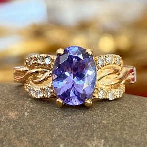 Estate Vintage 14KT Yellow Gold Oval Tanzanite + Diamond Detailed Ring Size 6.25