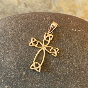 14KT Gelbgold keltischer irischer schottischer offener Knoten Design Kreuz-Anhänger-Charme NEU Unisex klein