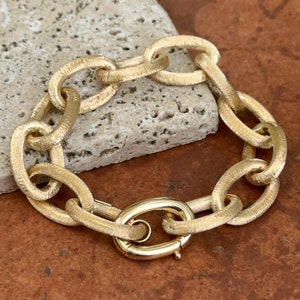 Estate Vintage 14KT Yellow Gold Matte Textured Satin Oval Design Chain Link Shiny Clasp Bracelet Will Fit an 6.5” or Less Wrist Chunky