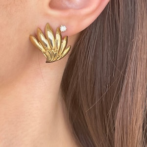 Estate Vintage Patina&#39;d Yellow Gold-Tone Ribbed Fan Corrugated Style Omega Back Earrings 1 Pair Interchangeable NO STONES sold separate