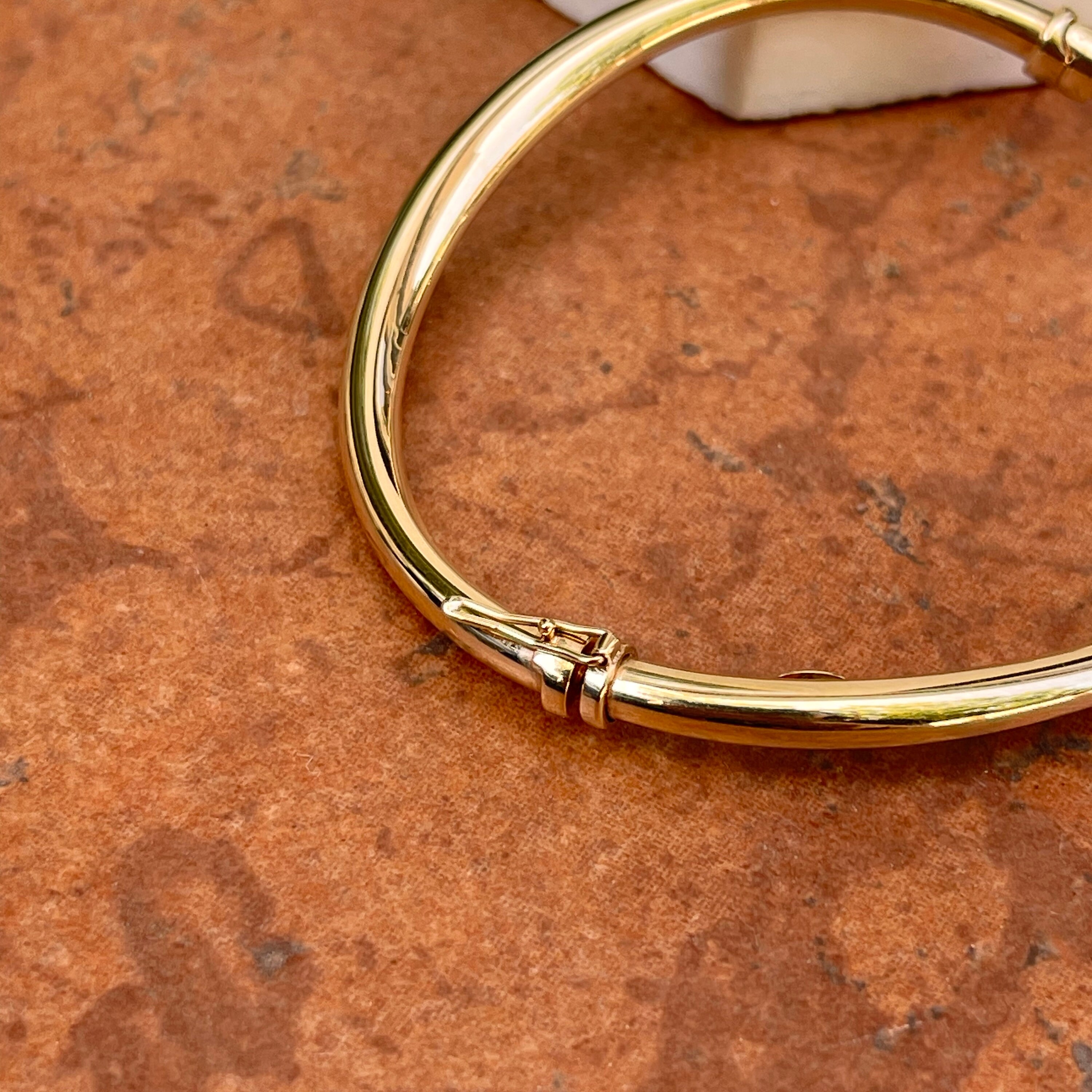 14KT Yellow Gold Round Wave Design Style Bangle Bracelet 14KT Yellow Gold Round Wave Design Style Bangle Bracelet