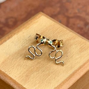 Estate Vintage 18KT Yellow Gold Emerald Eye Snake Serpent Post Stud Earrings 3D Design