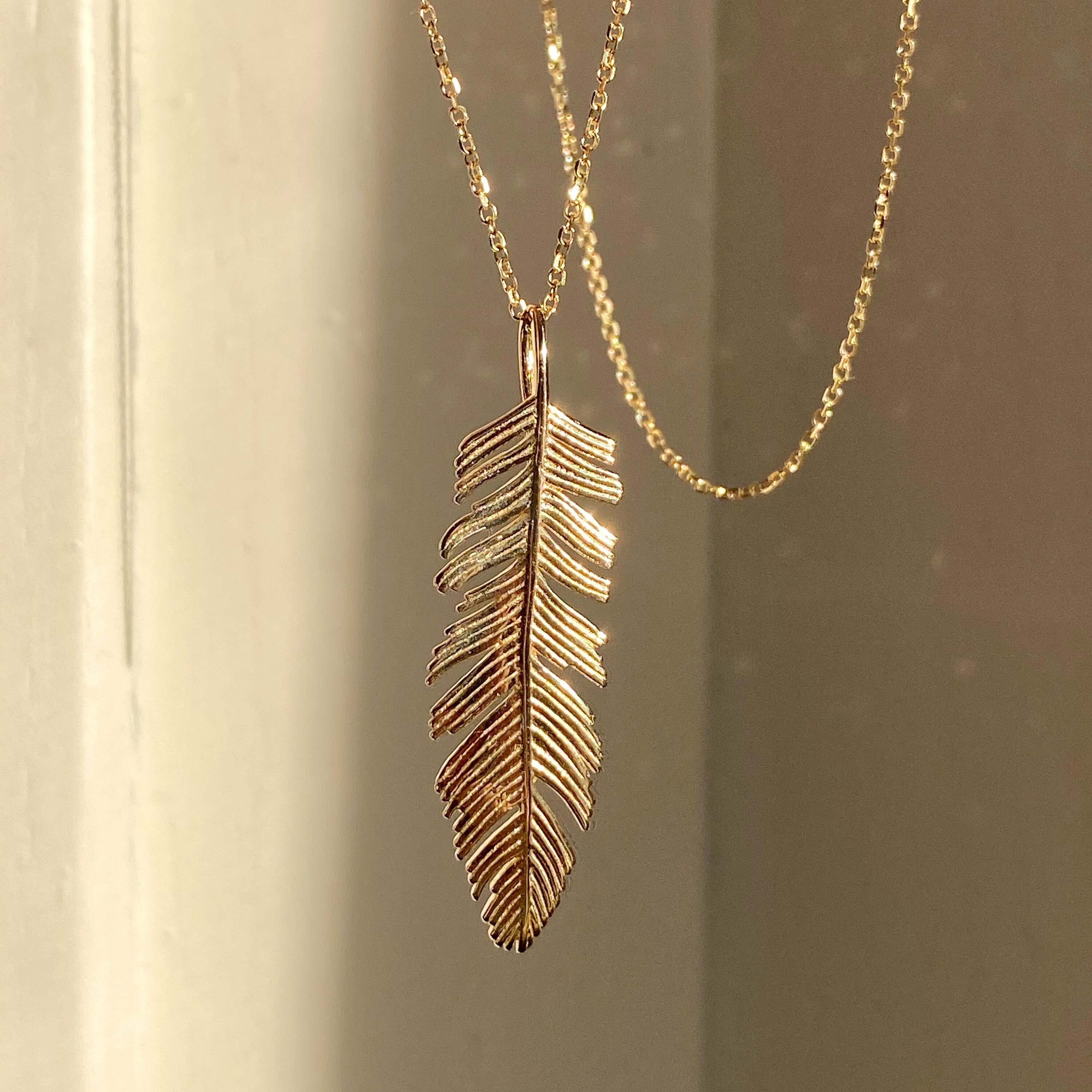 14KT Yellow Gold Shiny Detailed Feather Leaf Pendant on