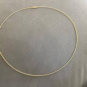 Estate 14 kt geelgouden afgeronde kabel staaldraad gedraaide kraag ketting 1 mm 17 inch lengte uitstekende staat bajonetsluiting lees a.u.b.