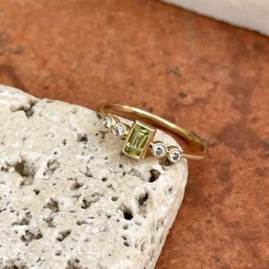 Estate 10KT Yellow Gold Emerald-Cut Green Peridot + Diamond Accent Ring Size 6.5 Bezel Set