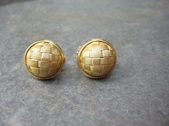 18k Gold Textured Finish Button Stud Earrings Pair 18k Gold Textured Finish Button Stud Earrings Pair