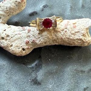 Estate Vintage 14K Yellow Gold Round Ruby Tapered Baguette Diamond Prong Set Bow Ring Size 6.75