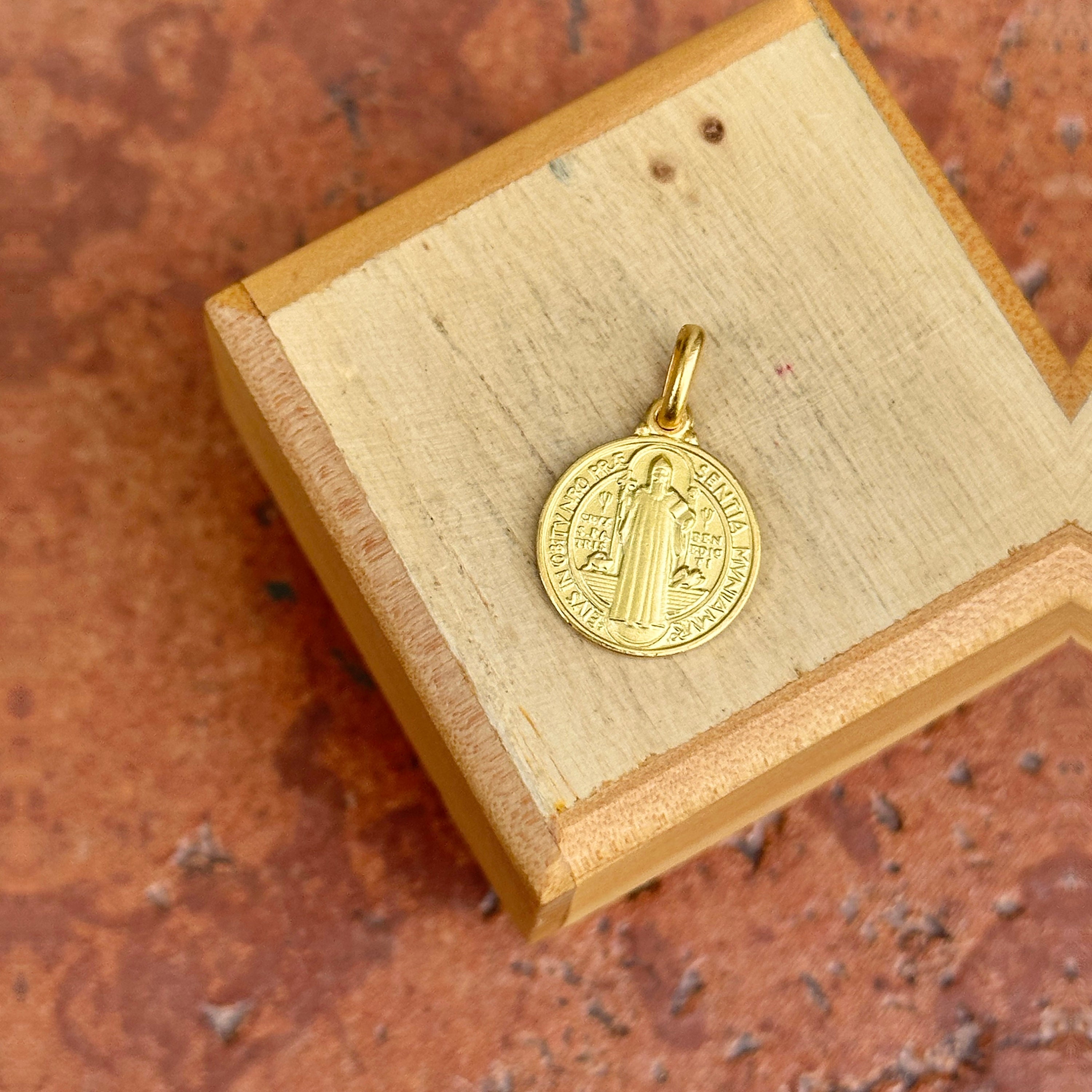 Iceカラット14 KイエローゴールドSaint TheresaメダルペンダントチャームネックレスReligious Patron シルバー925  マリアコインネックレス ゴールド ダブル喜平チェーンネックレス 50cm/60cm ステンレス 奇跡のメダイ 聖母 中折式 お洒落 人気 トレンド  流行り 金属 ...