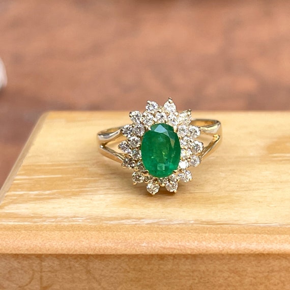 0,86 Carat Poids Total Bague De Fiançailles Halo En Diamant En Forme