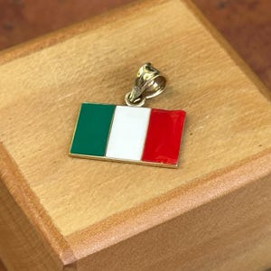 Estate 14KT Yellow Gold Italy Italia Flag Green, White, + Red Enamel Pendant Charm 18mm