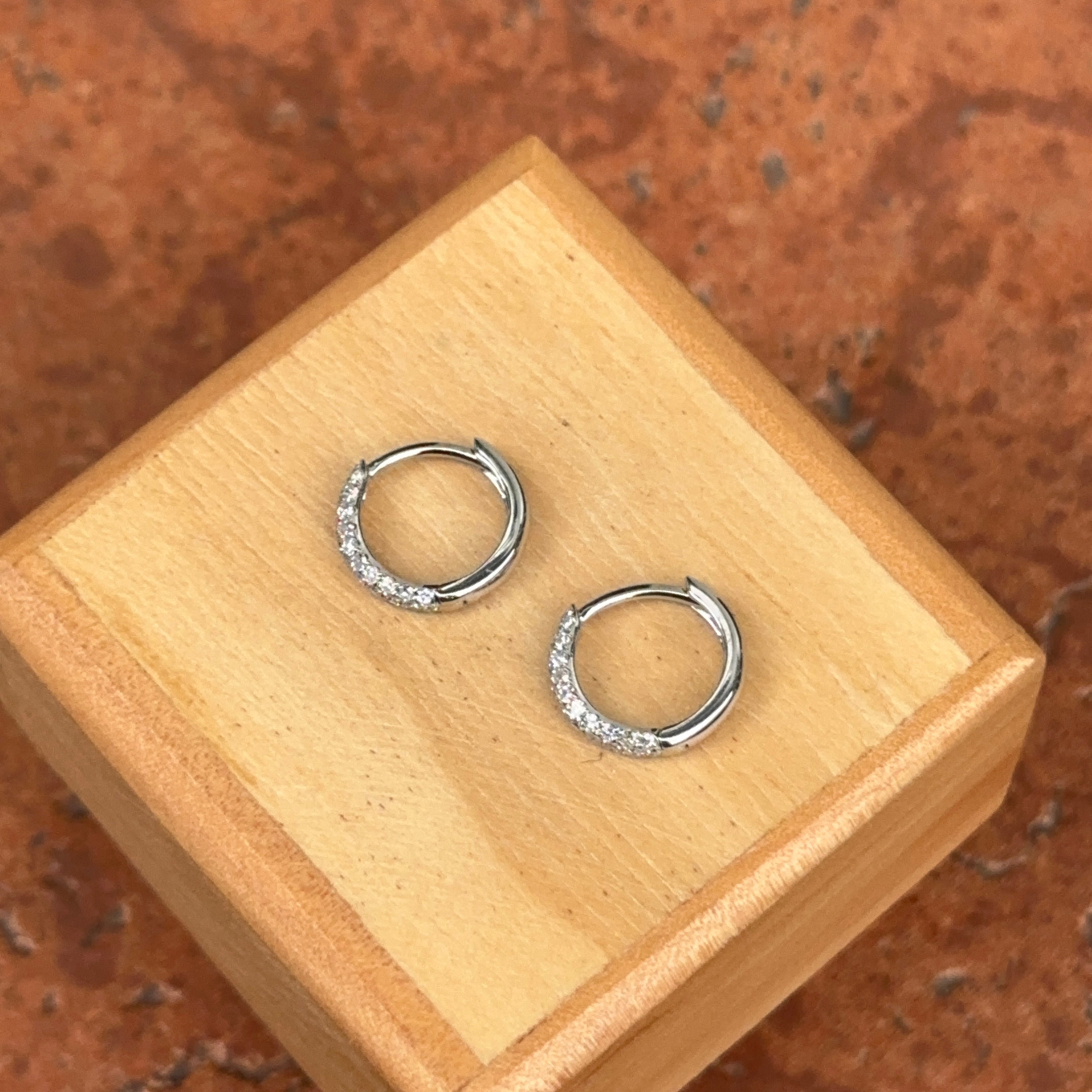 Orecchini Huggie in oro bianco 14 carati da 0,20