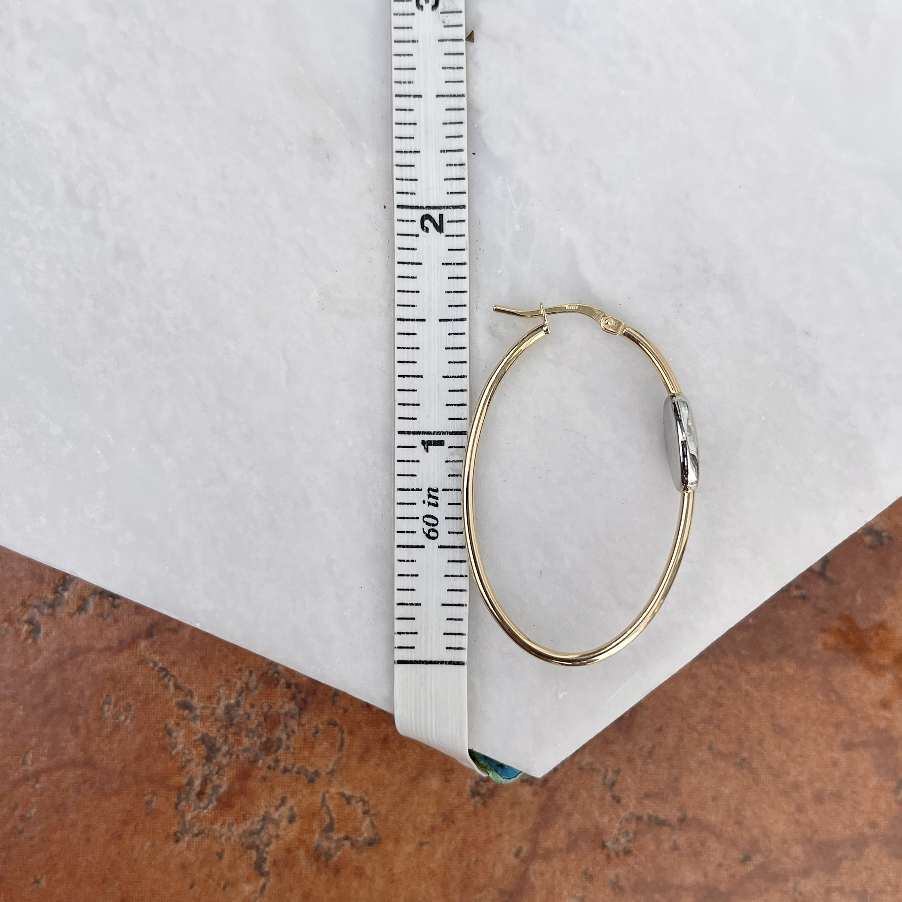 Orecchini a cerchio ovale smaltati grandi in colore foglia di tè e oro, 85 mm L, Metallo