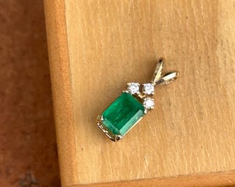 Vintage Estate 14KT Yellow Gold Emerald Cut Faceted Emerald +  Round Diamond Pendant