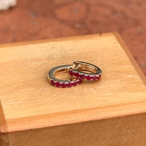 14KT Gelbgold Rubin Huggie Hoop Ohrringe