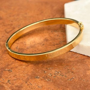 14KT Yellow Gold Polished-Finish 6mm Wide Hinged Oval Flat Bangle Bracelet NEW Stackable
