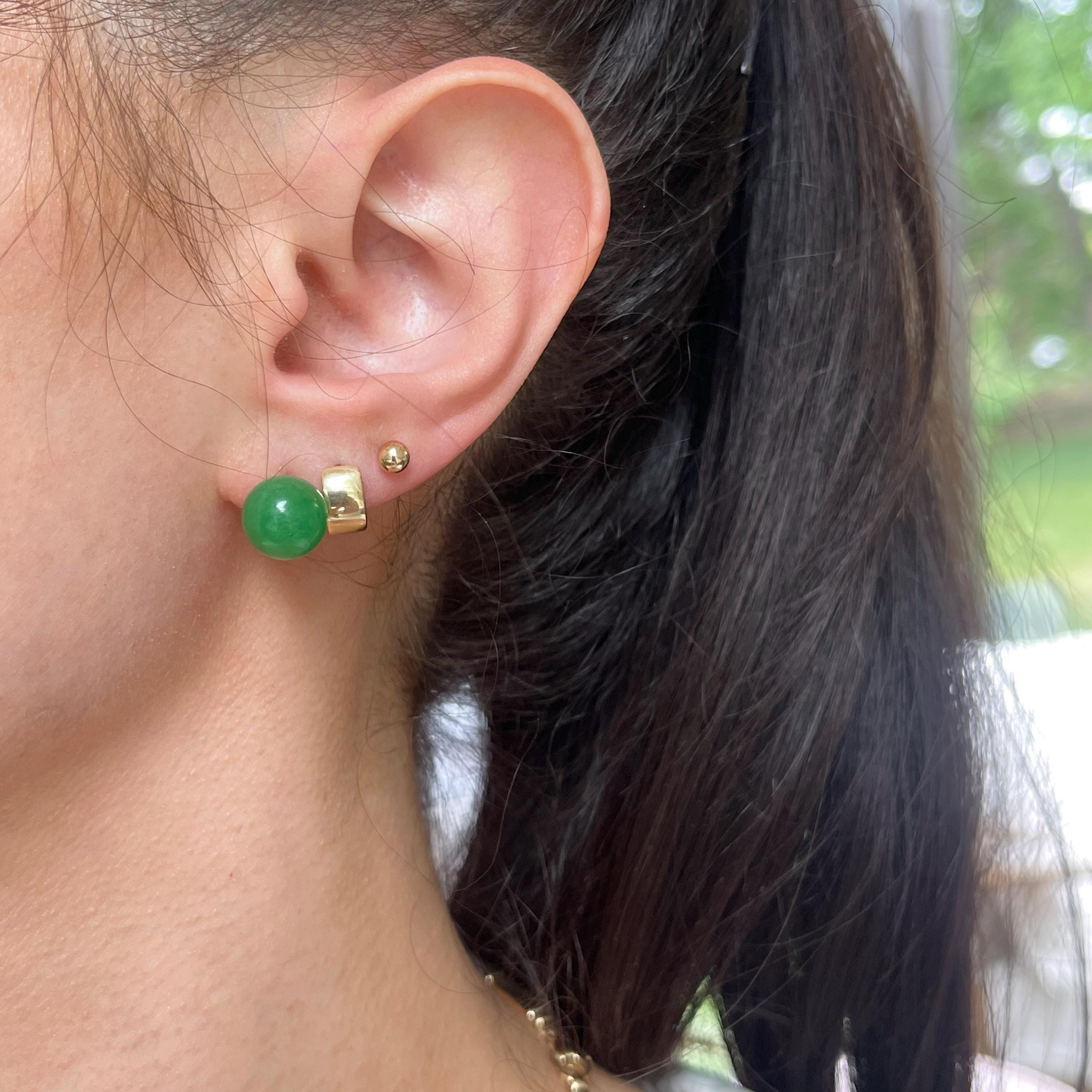 Orecchini A Perno In Oro Giallo 14Kt Con Giada Verde. Eleganti E Semplici, Con Chiusura A Frizione. Perfetti Per Ogni Occasione. Cod. E-3090Y-AM.