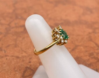 Bague Cocktail Or Jaune 18 Carats, émeraude Colombienne Et Diamant – Halo Vintage – Taille 7.75