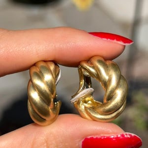Orecchini a cerchio intrecciati in oro giallo 18 carati con finitura satinata opaca, clip-on, possono essere realizzati con foro Omega Back